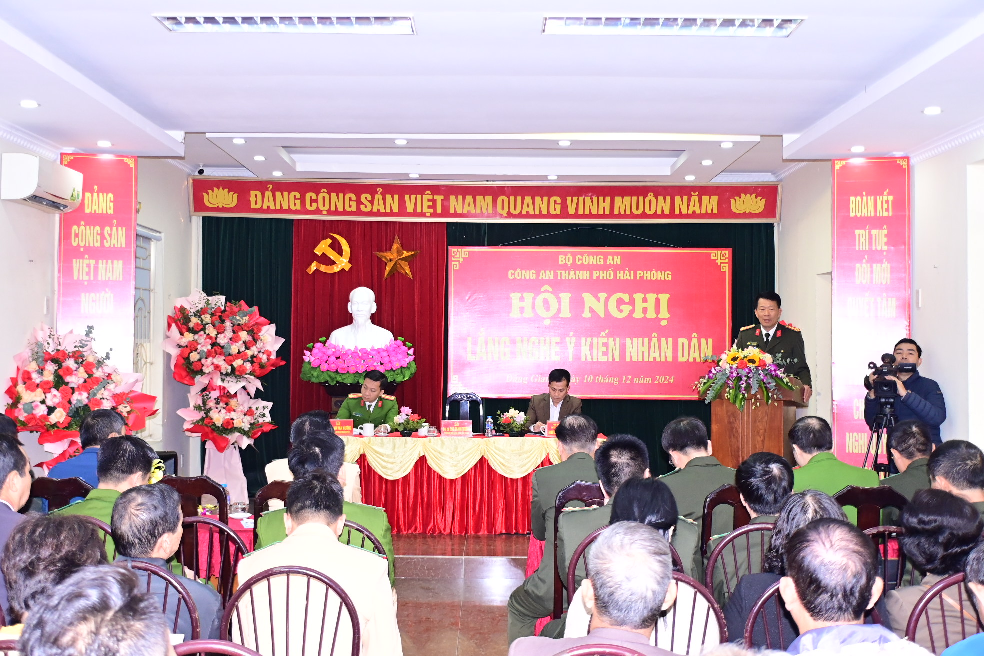 Đại tá Đào Quang Trường – Phó Giám đốc CATP lắng nghe phản ánh của Nhân dân phường Đằng Giang